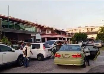 TANGKAP layar menunjukkan rakaman pergaduhan membabitkan sekumpulan lelaki bergaduh hanya gara-gara ditegur kerana memandu laju dalam kawasan perumahan di Jalan Sungai Jati, Klang, Selangor semalam.