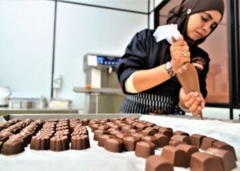 FARHANA Mohd. Shariff masih lagi cuba bertahan meneruskan perniagaan membuat pelbagai jenis coklat di Georgetown Herittage Chocolate, Lebuh Pantai, Georgetown, Pulau Pinang walaupun terkesan dengan pelaksanaan PKP.