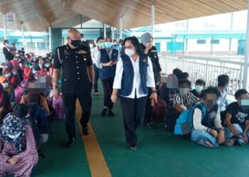 Konsul Pejabat Konsulat Republik Indonesia, Tawau Heni Hamidah bersama Pegawai Imigresen memantau proses penghantaran pulang PATI Indonesia di Pelabuhan Tawau, Sabah