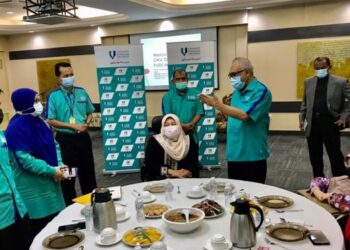 WAN Azhar Wan Yusoff (tiga,kanan) dan Ruzita Mohd. Amin (duduk) bertemu pelajar dan staf OKU UMP di program Siri Bicara Cendekiawan Mulia Kali Ke-13, Dewan Bankuet, Canseleri, UMP Kampus Gambang dekat sini baru-baru ini.
-FOTO/ IHSAN UMP