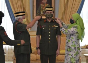 TUANKU Muhriz ibni Almarhum Tuanku Munawir dan Tuanku Aishah Rohani Almarhum Tengku Besar Mahmud berkenan menyempurnakan pemakaian pangkat kepada Tunku Ali Redhauddin Ibni Tuanku Muhriz sebagai Komander Rejimen 508 Askar Wataniah di Istana Seri Menanti, Kuala Pilah hari ini.