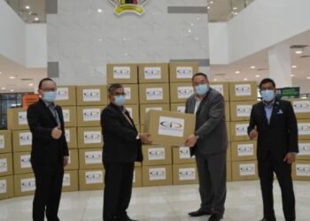 ZAZALI Salehudin (dua, dari kiri) menerima sumbangan pelitup muka jenis N95 dari Yet Set Chuong di Wisma MBS, Seremban, hari ini.-UTUSAN/ZAKKINA WATI AHMAD TARMIZI