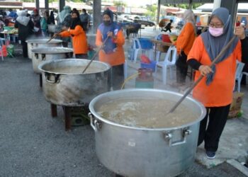 Seramai 100 sukarelawan terdiri daripada 23 NGO terlibat 
menyediakan bubur lambuk sempena sambutan Nisfu Syaaban di Dewan Terbuka Taman Dusun Nyior, Seremban hari ini.-UTUSAN/ZAKKINA WATI AHMAD TARMIZI.