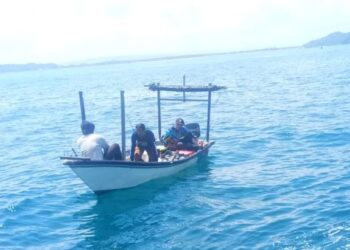 TIGA pemancing warga tempatan diselamatkan Agensi Penguatkuasaan Maritim Malaysia (Maritim Malaysia) di perairan Kemaman, Kemaman hari ini