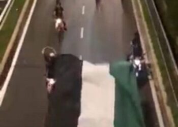 TANGKAP layar rakaman video tular kumpulan tersebut yang berarak secara berbahaya sambil membawa bendera Palestin dalam kejadian malam tadi di Jalan Telok Mas, Melaka.