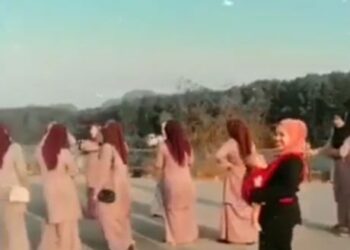 TANGKAP layar sekumpulan wanita berpakaian sedondon berkumpul untuk sesi bergambar sebelum ditahan berdekatan Taman Nilam, Langkawi, Rabu lalu.