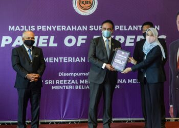 REEZAL Merican Naina Merican menyampaikan surat pelantikan kepada Khaidiriah Abu Zahar (kanan) pada Majlis Penyerahan Surat Pelantikan Panel Of Experts Kementerian Belia dan Sukan di Putrajaya hari ini.
- UTUSAN/FAISOL MUSTAFA