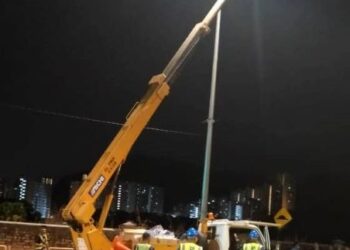 DUA pekerja pemasangan lampu jalan tersangkut di atas skylift hampir setengah jam sebelum dibawa turun anggota bomba dalam kejadian di Jalan Batu Lanchang, Jelutong, Georgetown, Pulau Pinang awal  pagi tadi. - IHSAN BOMBA