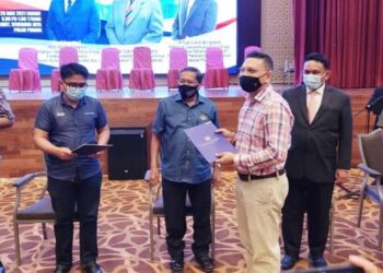 SHABUDIN Yahaya (tengah) ketika menyampaikan sijil kepada seorang usahawan bumiputera semasa Sesi Dialog Usahawan Bumiputera Pulau Pinang bersama MPBPP di Seberang Jaya di sini.