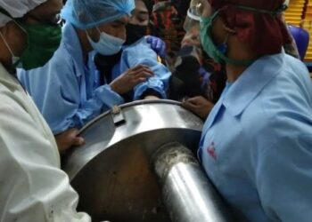 ANGGOTA bomba menggunakan peralatan khas bagi mengeluarkan jari pekerja kilang ayam yang tersepit dalam mesin pengisar di kilang tersebut di Pelabuhan Lumut hari ini. - UTUSAN/IHSAN JBPM