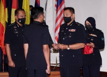 ABDUL Hamid Bador  memakaikan sayap juruterbang kepada pelatih pada Majlis Pemakaian Sayap Juruterbang dan Penutupan Kursus' Private Pilot's Licence' di Pengkalan Latihan Pasukan Gerakan Udara(PLPGU) Ipoh hari ini. - UTUSAN/ZULFACHRI ZULKIFLI