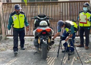 MOTOSIKAL yang diperiksa dalam Op Khas Kesalahan Bunyi Bising yang dijalankan di Perak sejak 1 Mac lalu. - UTUSAN