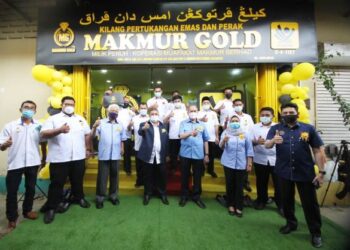 WAN Junaidi Tuanku Jaafar (kanan) merasmikan Kilang Pertukangan Emas KMMB di Kota Bharu hari ini.- UTUSAN/: ZULHANIFA SIDEK