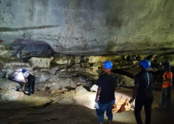 KESAN contengan pada dinding dalam Gua Matsoorat di Ipoh yang  merosakkan lukisan prasejarah berusia lebih 5,000 tahun yang dipercayai lukisan manusia Zaman Neolitik. - UTUSA/GAMBAR MEDIA SOSIAL