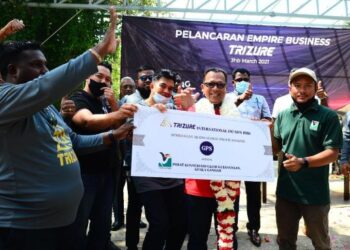 ZUHAIRI Ab. Kadir (tengah) menyampaikan replika akaun global GPS kepada Pusat Konservasi Gajah Kebangsaan (PKGK) Kuala Gandah di Lanchang, Temerloh, Pahang. 