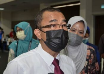 NOOR Azmi Ghazali ditemui pemberita selepas meninjau PPV di Stadium Indera Mulia di Ipoh hari ini. - UTUSAN/ZULFACHRI ZULKIFLI