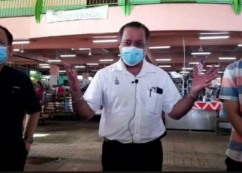 JAGDEEP Singh Deo (tengah) dalam sidang akhbar selepas meninjau pematuhan SOP Covid-19 di Pasar Awam Tanjung Bungah, Pulau Pulau.