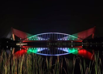 PEMANDANGAN Jambatan Seri Saujana di Putrajaya semalam yang bercahaya dengan warna bendera Palestin. – Ihsan Perbadanan Putrajaya