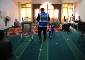 12 orang lelaki dikompaun selepas melanggar SOP dengan bersolat berjemaah di dalam sebuah premis selain tidak memakai pelitup muka serta gagal membuat imbasan aplikasi MySejahtera di Nilai, Seremban semalam.-FOTO/IHSAN POLIS