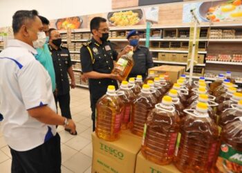 AZMAN  Adam (dua dari kanan) melakukan pemeriksaan barangan dan pematuhan di Lotus Tebrau di Johor. -UTUSAN/RAJA JAAFAR ALI