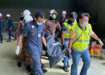 BOMBA membawa mayat Ahmad Shahir Hasauddin selepas dihempap paip saluran gas seberat lapan tan di Kawasan Perindustrian Teluk Kalong, Kemaman hari ini.