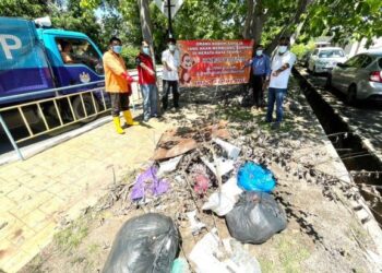 DAVID Marshel menunjukkan longgokan sampah haram yang dibuang pihak tidak bertanggungjawab di Taman Inderawasih, Butterworth, Pulau Pinang.