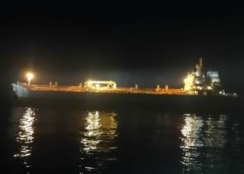 KAPAL tangki yang berdaftar di Denmark ditahan Maritim Malaysia kerana bersauh tanpa kebenaran di perairan Johor Timur di Kota Tinggi, Johor.