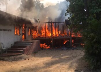 SEBUAH rumah di Kampung Che Lijah hangus dalam kebakaran di Dungun hari ini.
