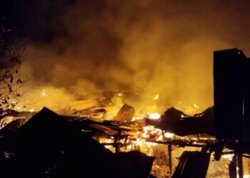 Kebakaran melibatkan 30 rumah atas air di Kampung Meruntum Putatan, Sabah semalam -GAMBAR IHSAN BOMBA