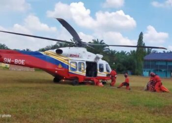 HELIKOPTER Agusta AW189 digunakan untuk menggugurkan water bombing di kawasan tumpuan kebakaran tanah gambut Hutan Simpan Kuala Langat Selatan, Kuala Langat, Selangor hari ini. UTUSAN/NORHAYATI YAHAYA