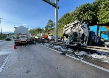 KEADAAN lori yang terlibat nahas mengorbankan seorang lelaki di Kilometer 326, Lebuh Raya Utara-Selatan arah selatan dekat Tapah hari ini.- UTUSAN/IHSAN PDRM