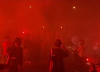 TANGKAP layar sekumpulan individu yang bertindak agresif membakar suar di atas jalan raya sambil menggantung kain rentang di Jalan Parit Raja, Batu Pahat, Johor.