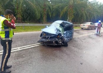 PROTON Saga yang dipandu seorang wanita hilang kawalan lalu berpusing melanggar dua buah kenderaan lain termasuk sebuah van pekerja kilang di Jalan Bemban-Tehel, Melaka. - UTUSAN/DIYANATUL ATIQAH ZAKARYA