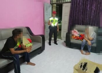 ANGGOTA Penguat Kuasa Pejabat Agama Daerah Kulim menyoal siasat  seorang lelaki dan pasagannya yang ditahan kerana disyaki berkhalwat di sebuah rumah di Sungai Kob, Kulim hari ini.