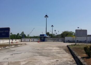 TIGA syarikat dipercayai membuka kilang mengeluarkan produk berasaskan bahan logam secara haram di Gurun, Sungai Petani. - UTUSAN/OTHMAN YAHAYA