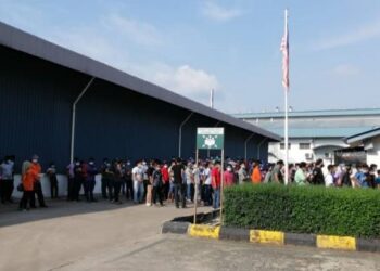 GAMBAR tular pekerja sebuah kilang sarung tangan di Kawasan Perindustrian Dioh, Kuala Pilah ketika menunggu untuk menjalani ujian saringan Covid-19.