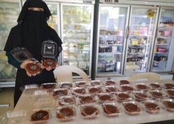 NOR Aishah Nazir menunjukkan kuih bulan yang dijual di kedai Kek & Roti Seringgit di Pasir Puteh Sentral, Pasir Puteh