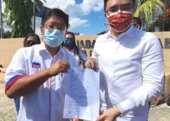 Phoong Jin Zhe (kanan) bersama Ewon Benedick mengetuai PH Sabah membuat laporan polis di Ibu Pejabat Polis Daerah Kota Kinabalu hari ini
