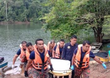 BOMBA mengangkat mayat Amir Azzizol Abu Bakri, 22, yang ditemukan terapung pagi ini selepas dikhuatiri lemas sejak Sabtu lalu di Sungai Petuang, Tasik Kenyir, Hulu Terengganu. 
Gambar : IHSAN BOMBA