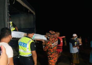 Mayat mangsa lemas dibawa dengan kenderaan polis ke Hospital Queen Elizabeth, Kota Kinabalu .