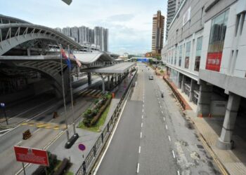 JALAN Tun Abdul Razak yang terletak di tengah pusat bandar raya yang menempatkan pusat membeli belah dan Bangunan Sultan Iskandar (BSI) lengang berikutan PKP di Johor Bahru, Johor. -UTUSAN/RAJA JAAFAR ALI