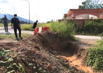 SIK Choon Foo melihat lubang yang digali bagi menutup lorong tikus di Kampung Tanah Putih, Gua Musang, Kelantan, hari ini. - UTUSAN/AIMUNI TUAN LAH