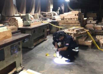 ANGGOTA forensik menjalankan siasatan di lokasi kes bunuh seorang majikan oleh pekerja warga Myanmar di sebuah kilang perabot di Kawasan Perindustrian Pengkalan 2, Pusing di Batu Gajah kelmarin. - UTUSAN