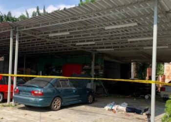 MAYAT peniaga buah dalam bengkel kenderaan selepas ditikam seorang mekanik dalam kejadian di Kampung Selamat, Sitiawan hari ini.