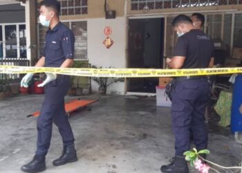 Polis membuat pemeriksaan selepas menerima maklumat bau busuk daripada sebuah rumah di Taman Marisa yang membawa kepada penemuan mayat seorang lelaki yang dipercayai mati lebih tiga hari.-FOTO/IHSAN BOMBA