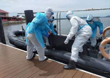 ANGGOTA pasukan mencari dan dan menyelamat mengusung mayat seorang lelaki yang ditemukan terapung di kedudukan kira-kira 6.7 batu nautika barat Pulau Telur, Yan, hari ini.