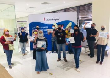 SEBAHAGIAN pengamal media di Negeri Sembilan yang telah selesai menerima suntikan dos pertama vaksin Covid-19 di PPV Hospital UCSI, Bandar Springhill, Port Dickson hari ini.