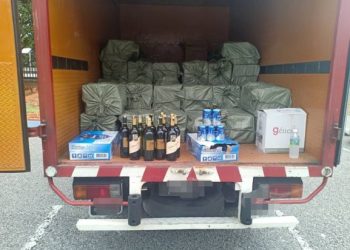 Minuman keras tanpa kelulusan Jabatan Kastam Diraja Malaysia dirampas dalam satu tangkapan individu di Kilometer 225, Lebuhraya Utara-Selatan (arah Selatan), dekat Rembau, hari ini.