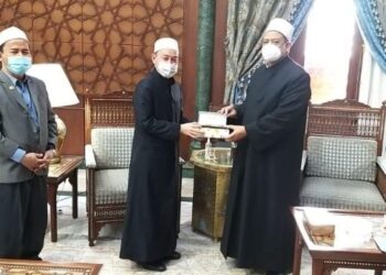 LUQMAN Abdullah (dua dari kiri) memberi cenderamata kepada Ahmed El-Tayyib di pejabatnya di Kaherah, Mesir baru-baru ini. - Ihsan PMWP