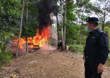Yusoff Zaki Mat Yaacob meninjau proses pemusnahan penempatan yang menjadi sarang persembunyian Kumpulan Abu Sayyaf di Beaufort, Sabah